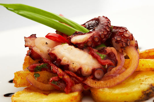 PULPO AL OLIVAR SOBRE PAPAS CONFITADAS