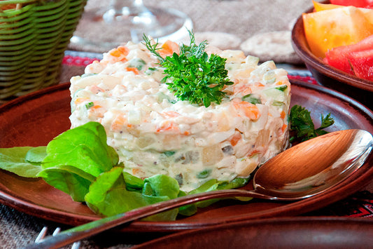 ENSALADA RUSA CON MAYONESA VERDE