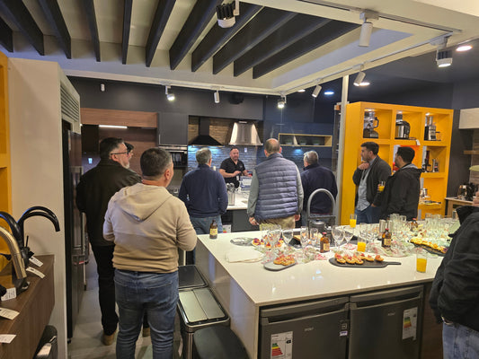 Asistentes a la capacitación en la tienda Kitchen Center Concepción