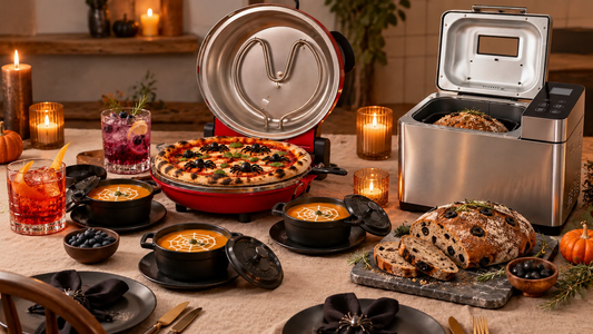 Mesa de Halloween con pizza, pan de aceitunas, sopa de zapallo y tragos