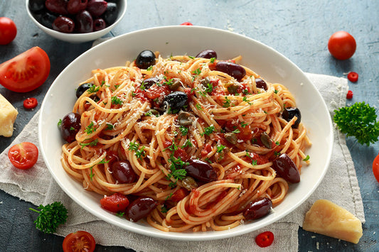 PASTA FRESCA CON ANCHOAS, ACEITUNAS Y ALCAPARRAS