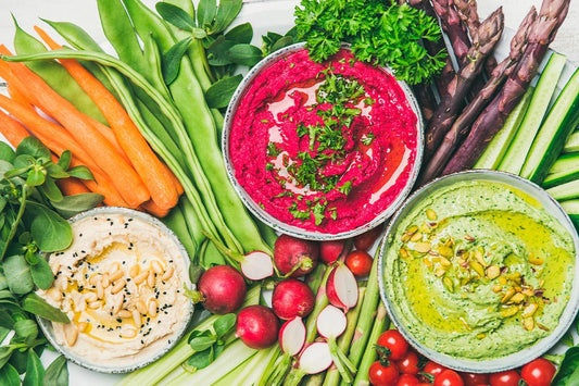 HUMMUS, DIP DE ZANAHORIAS ASADAS Y DIP DE QUESO CREMA, ALBAHACA Y TOMATE CHERRY