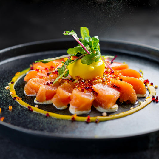 Tiradito de Salmón Curado con Leche de Tigre de Mango