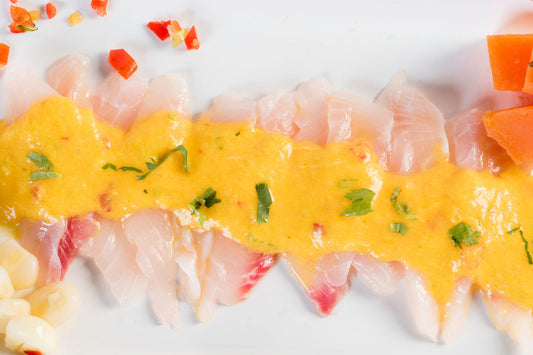 TIRADITO DE PESCADO SOBRE AJÍ AMARILLO, SALSA CRIOLLA Y MAYONESA DE CORAL