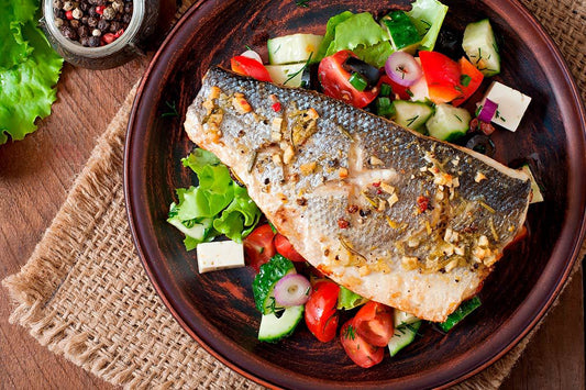 PESCADO EN COSTRA DE ACEITUNA NEGRA SOBRE PAPAS CONFITADAS