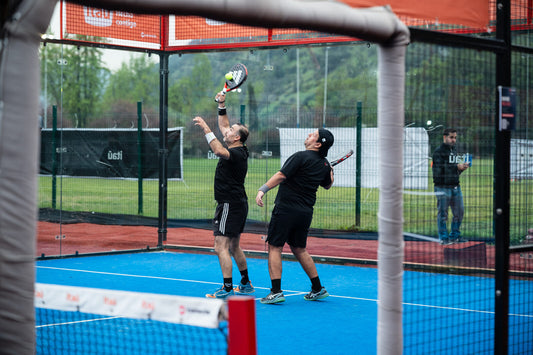 Jugador de pádel devolviendo la pelota durante un partido del campeonato de Kitchen Center
