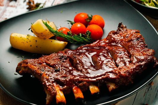 COSTILLITAS DE CERDO AL HORNO Y  PAPAS ASADAS CON QUESO CREMA
