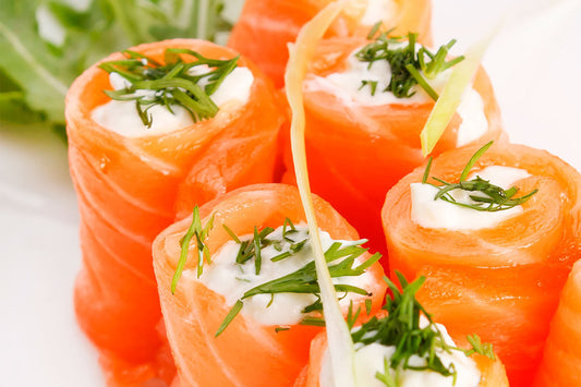 ROLLO DE QUESO CREMA, SALMÓN, SÉSAMO Y ALBAHACA CON REDUCCIÓN DE BALSÁMICO