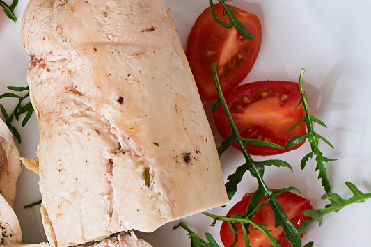 Pollo relleno con dip de queso crema y tomate cherry