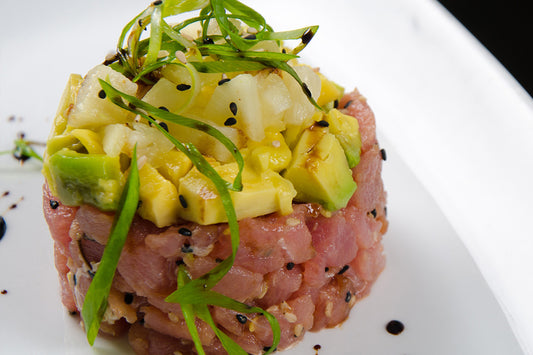 Tártaro de salmón con ponzu y puré de palta