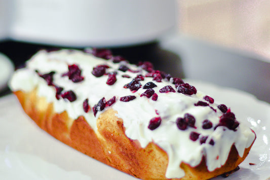 QUEQUE DE LECHE CONDENSADA Y COCO CON COBERTURA DE CHOCOLATE Y CRANBERRIES