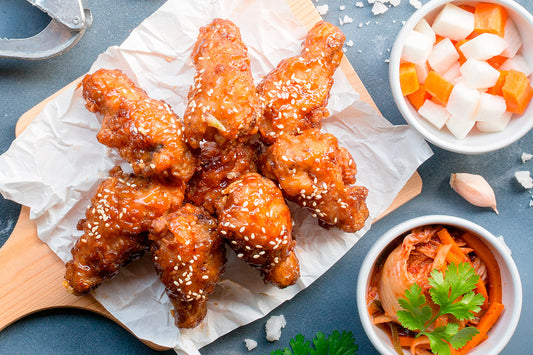POLLO FRITO EN DUKKAH, VEGETALES SALTEADOS Y RAITA