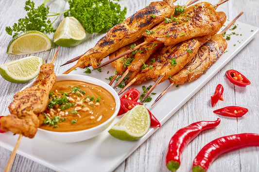 SATAY DE POLLO FRITO CON SALSA DE MANÍ