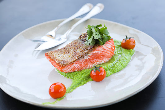 SALMÓN Y PURÉ DE ARVEJAS MENTA