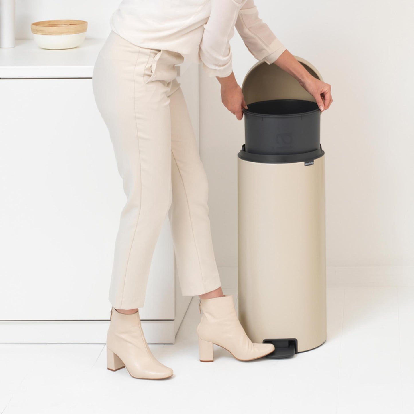 Basurero Pedal NewIcon 30 Lts Brabantia2#Beige