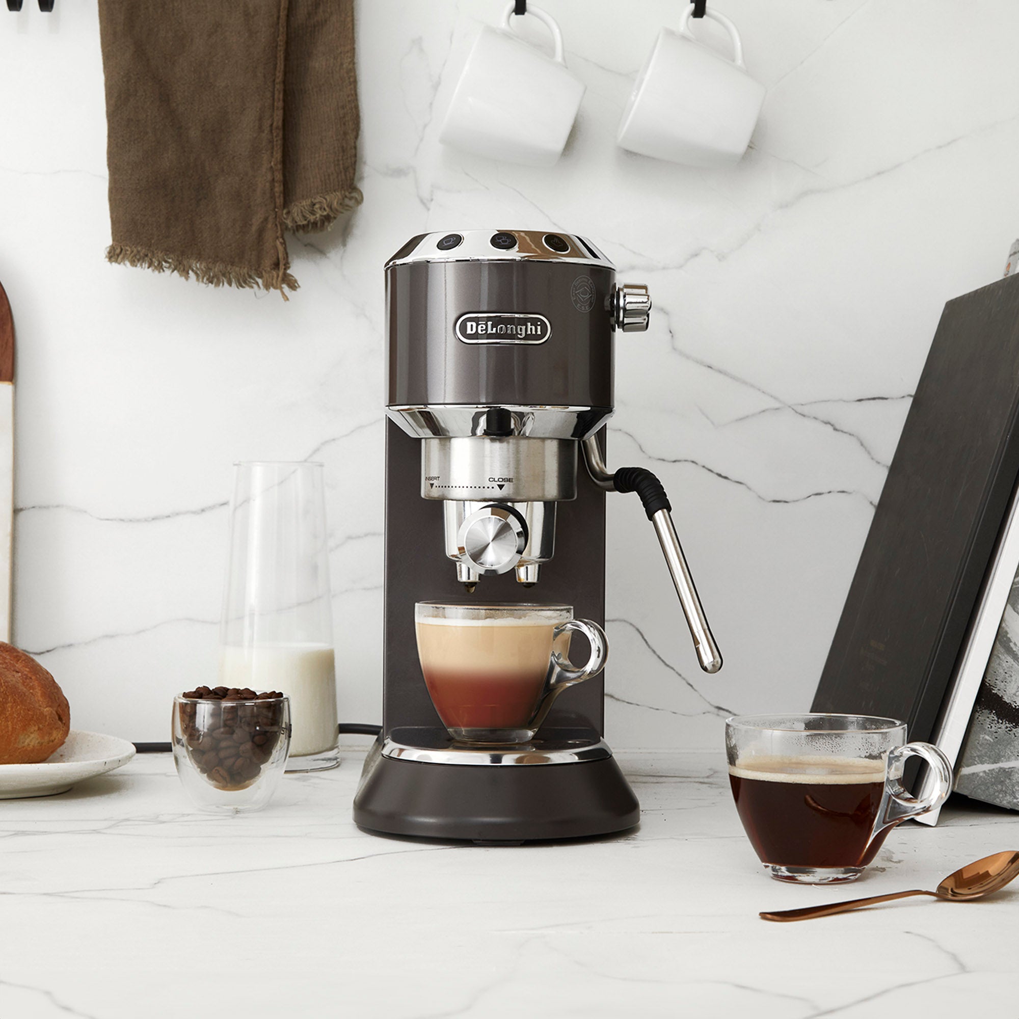 Cafetera Espresso Dedica Arte EC885.GY Delonghi – Kitchen Center