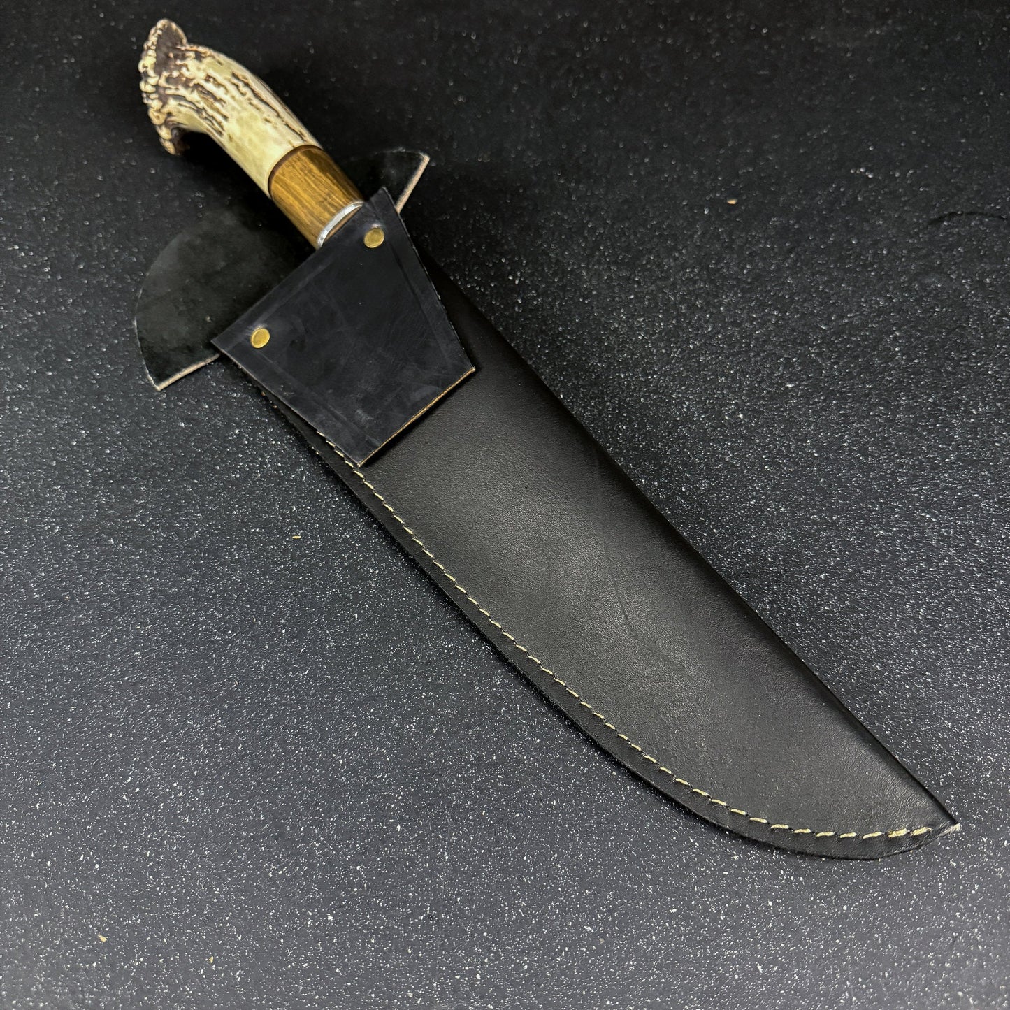 Cuchillo-Artesanal-hecho-a-mano-parrillero-profesional-con_funda-de-cuero-acero-al-carbono-11_resultado.jpg