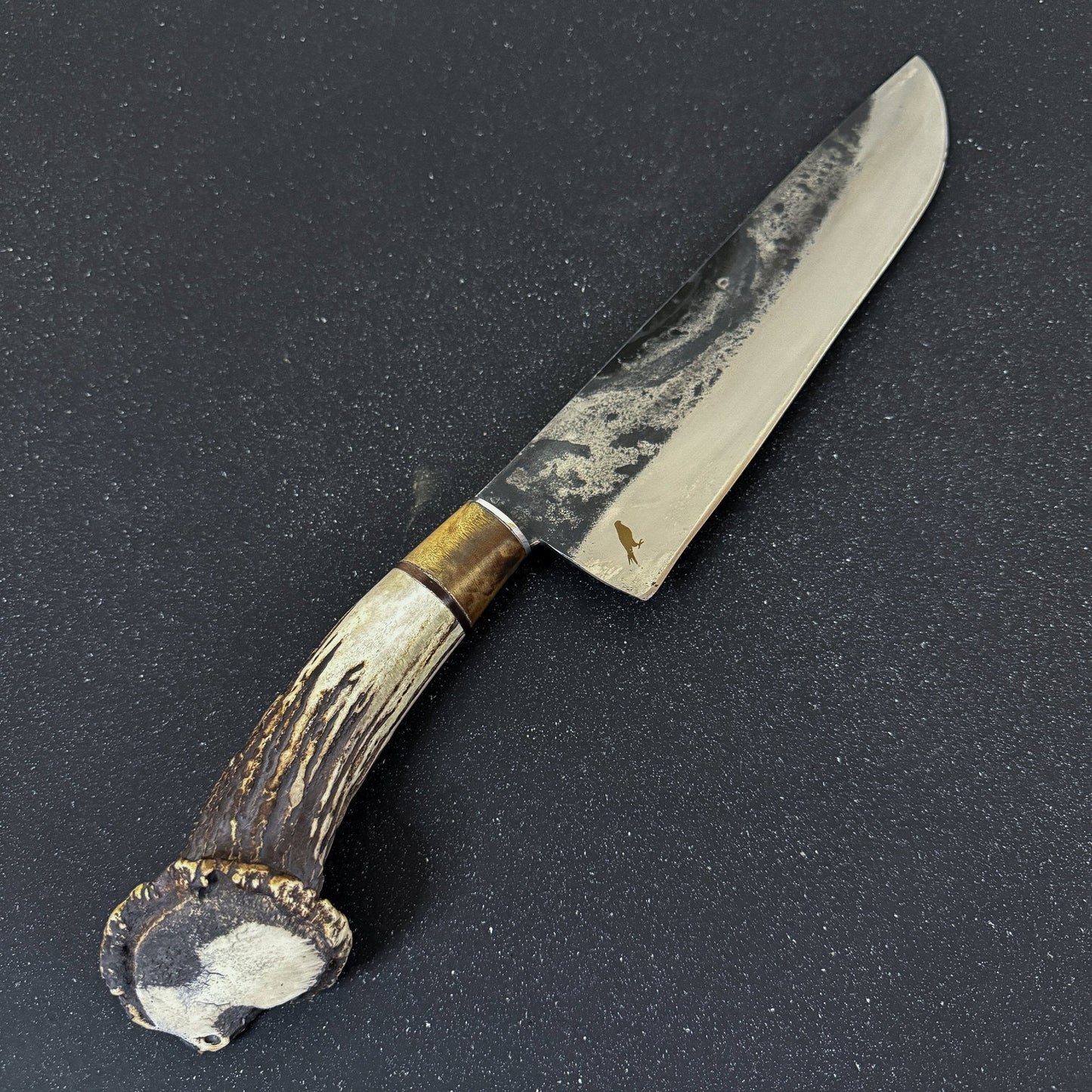 Cuchillo_Parrillero_artesanal_con_asta_de__ciervo_roseta_profesional_madera_nativa_hecho_a_mano_argentino_asado_rauka_23_resultado.jpg
