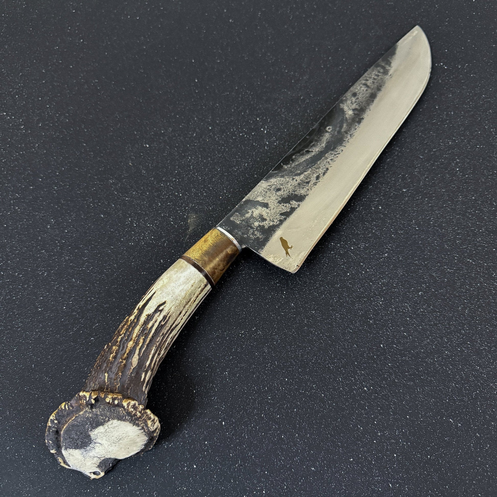 Cuchillo_Parrillero_artesanal_con_asta_de__ciervo_roseta_profesional_madera_nativa_hecho_a_mano_argentino_asado_rauka_23_resultado.jpg