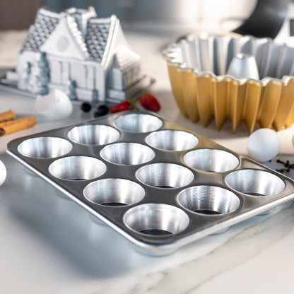 Molde Naturals 12 Cavity Muffin Pan with High-Domed Lid Nordic Ware