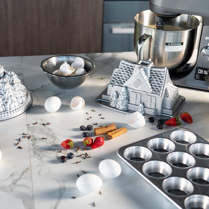Molde Naturals 12 Cavity Muffin Pan with High-Domed Lid Nordic Ware