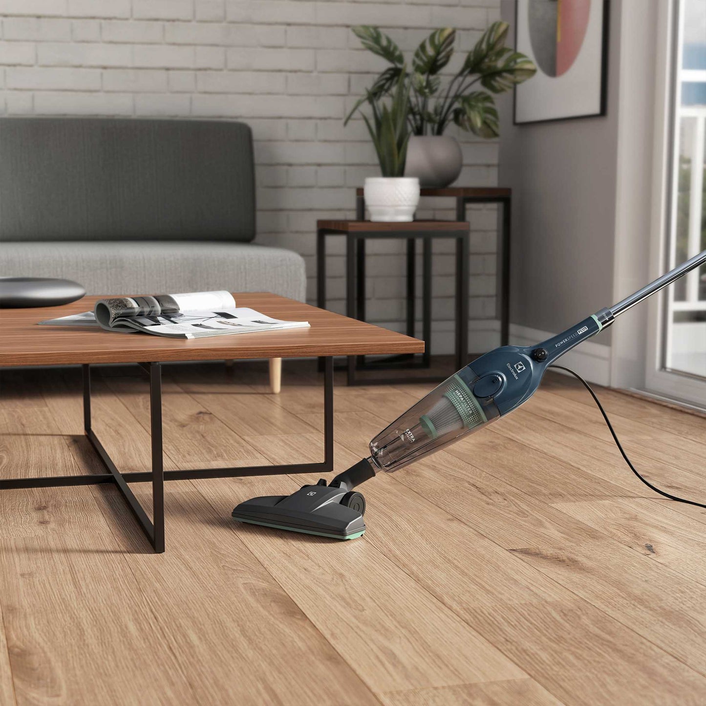 Aspiradora Vertical con Cable 700W 2 en 1 con Filtro HEPA STK14 Electrolux1#Azul
