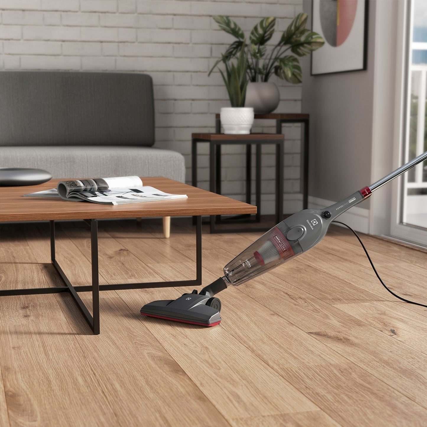 Aspiradora Vertical con Cable 700W 2 en 1 con Filtro HEPA STK15 Electrolux1#Gris