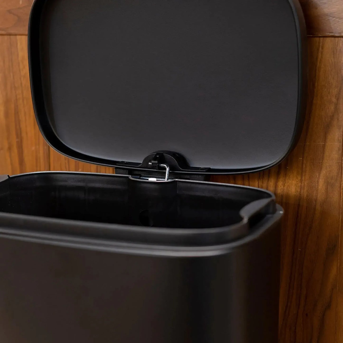Basurero Con Pedal Negro Mate 30 Lts Simple Cook