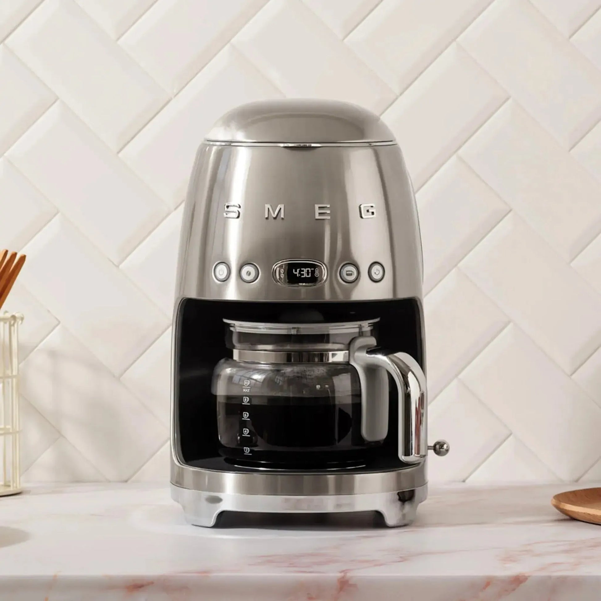 Máy pha cà phê SMEG DCF02SSEU - Trải nghiệm cà phê chuẩn Mỹ ngay tại nhà