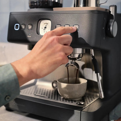 Cafetera Espresso Barista 3L Molinillo 2200W ECM90 Electrolux-Cafeteras Espresso