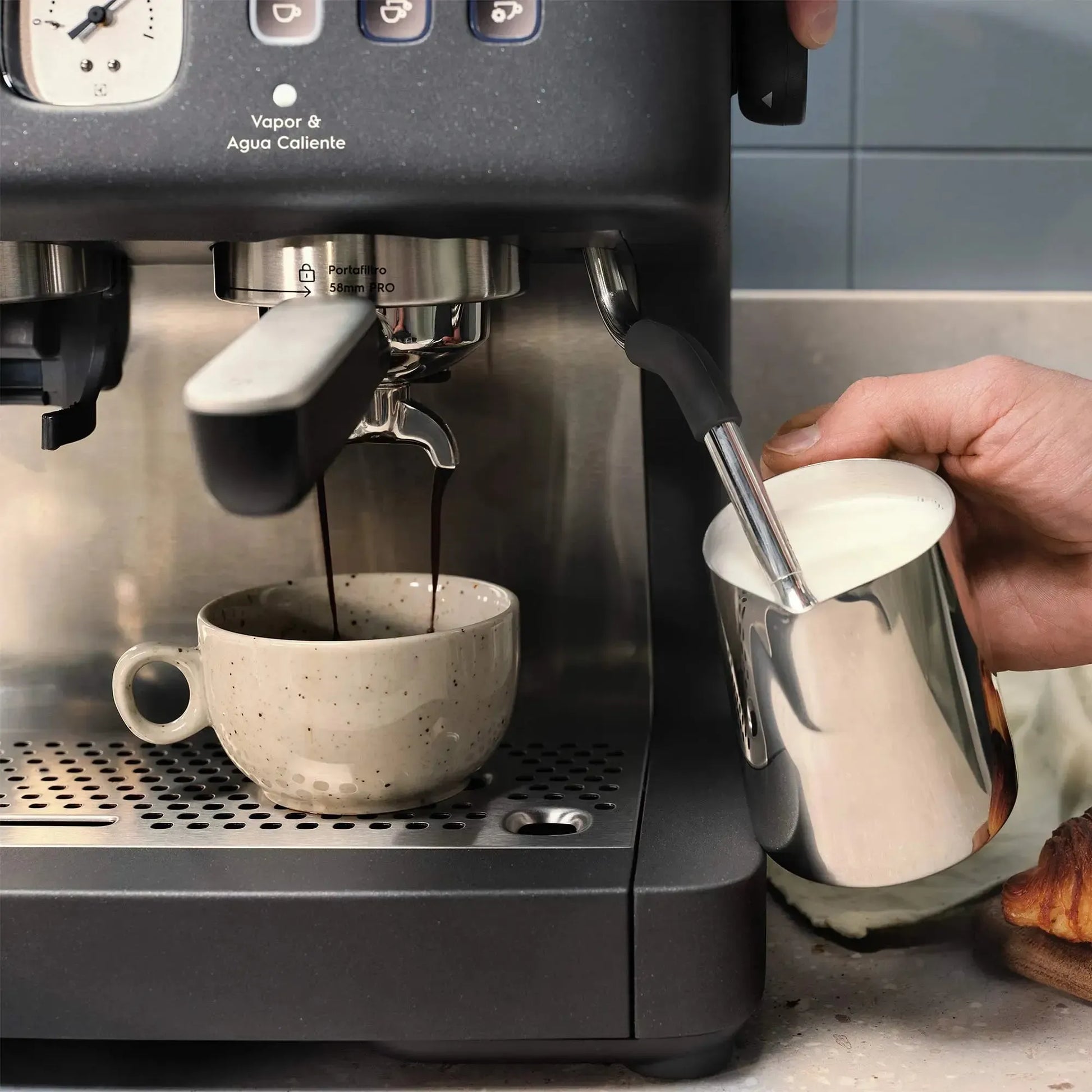 Cafetera Espresso Barista 3L Molinillo 2200W ECM90 Electrolux-Cafeteras Espresso