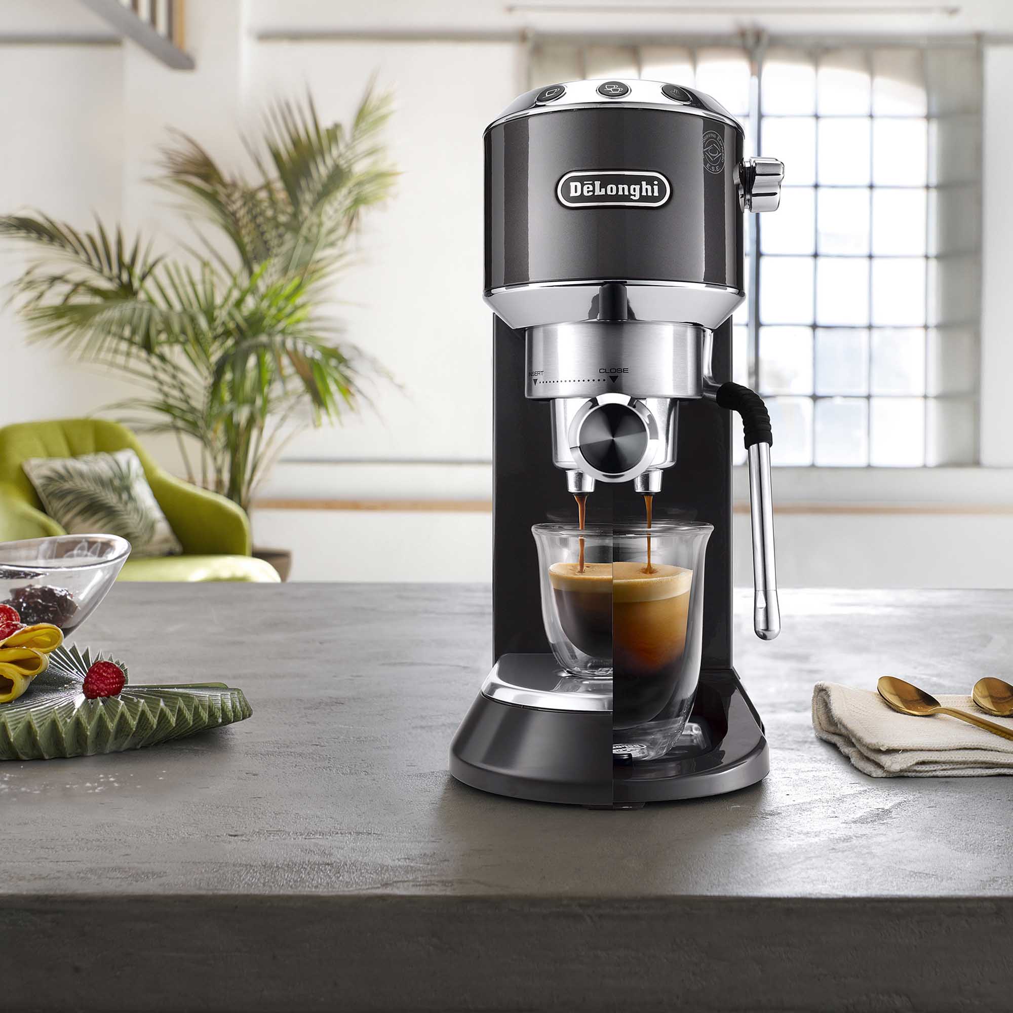 Cafetera Espresso Dedica Arte EC885.GY Delonghi – Kitchen Center