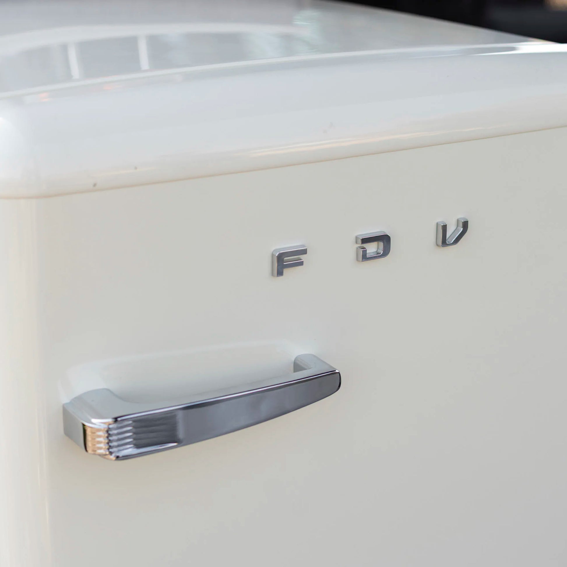 Frigobar Bajo Cubierta Tundra 108 Litros FDV-Refrigeradores
