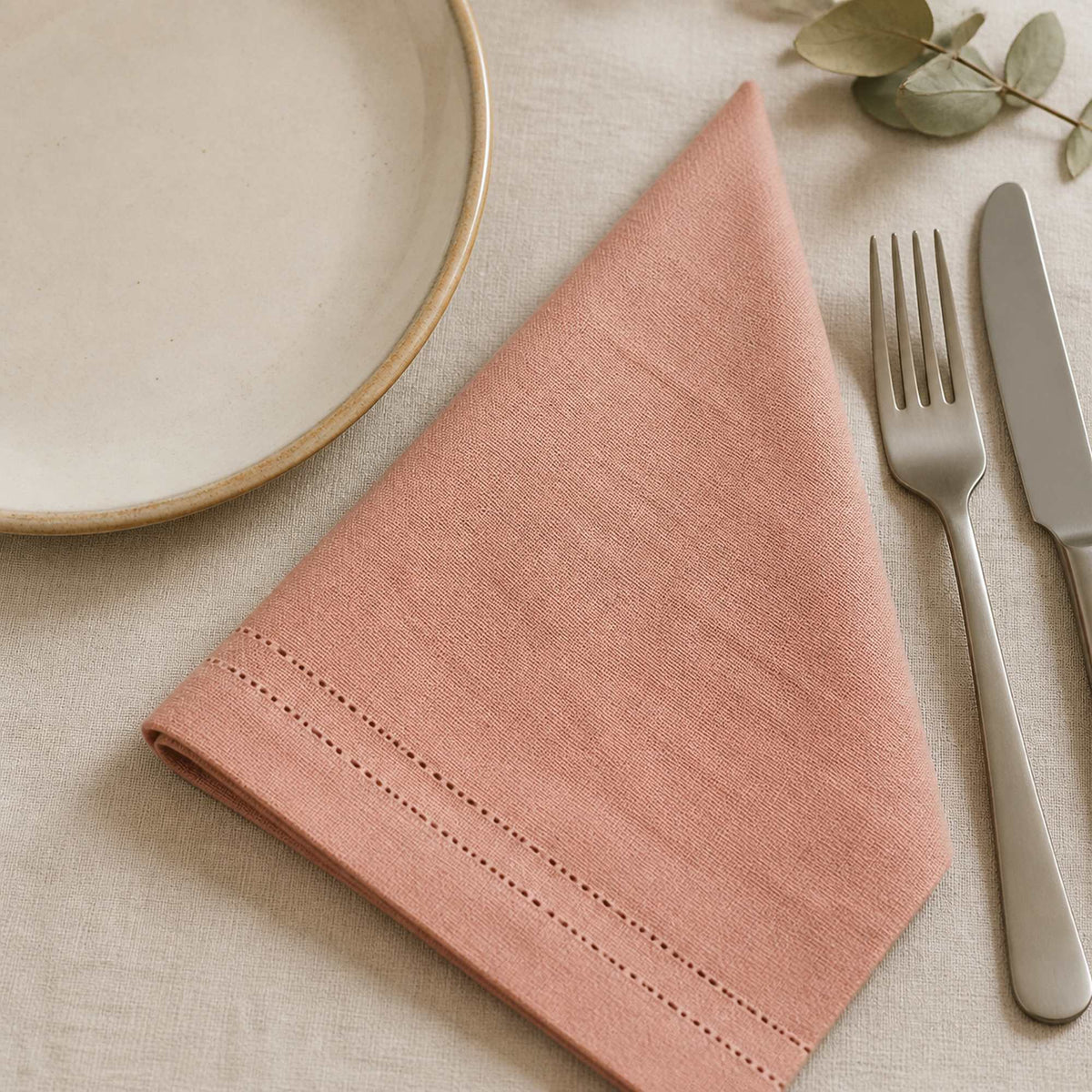 servilletas_rosado_05_uso-plato.jpg