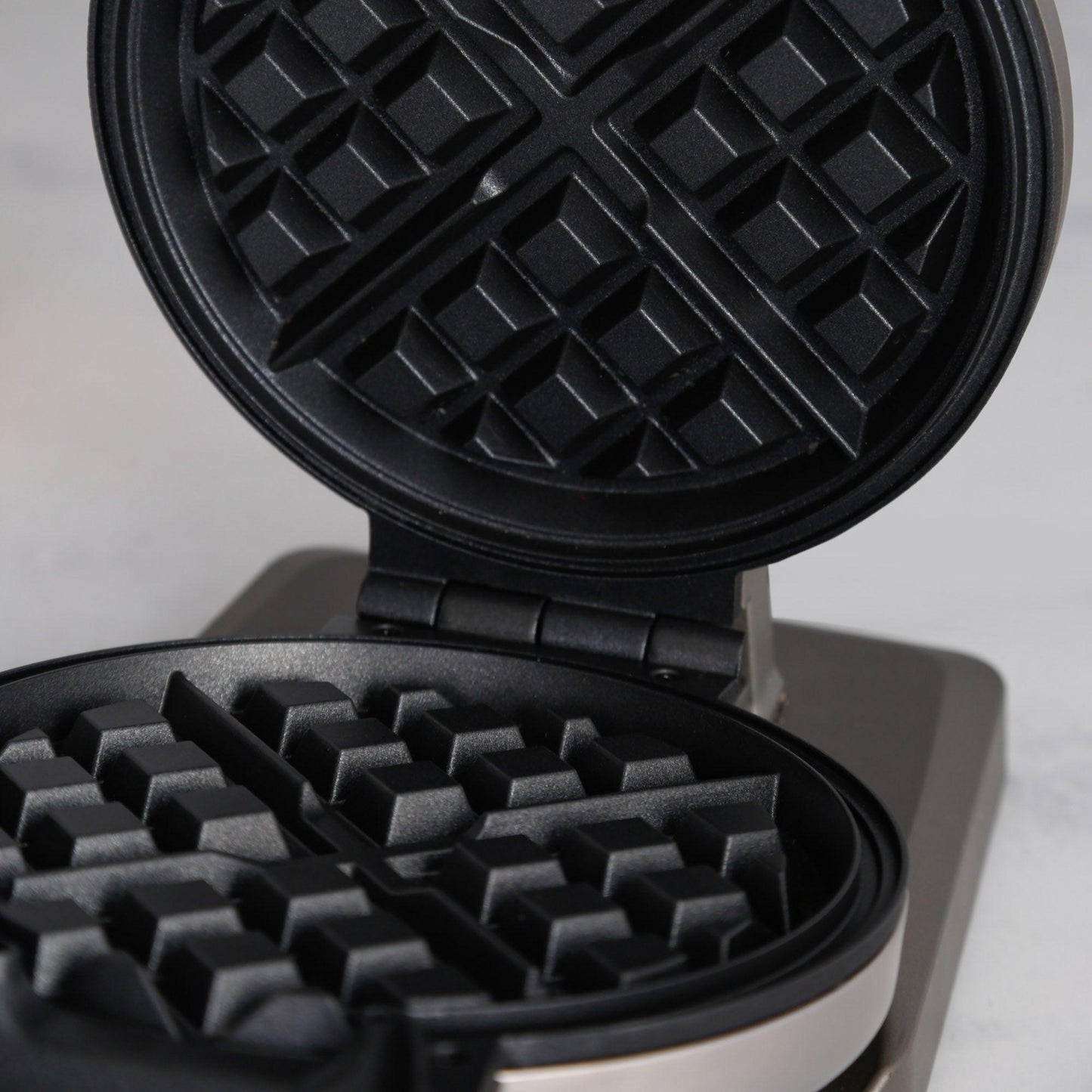 Waflera/Gofrera Vertical WAF-V100 de Cuisinart®